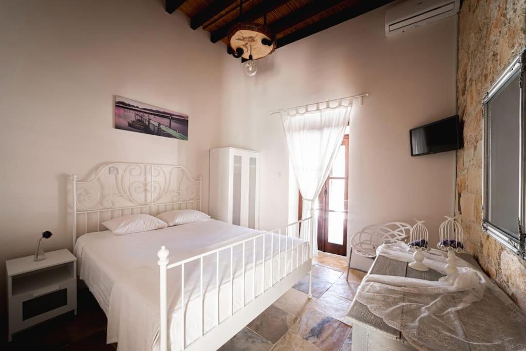 Villa Hubstay - To Palati With Private Pool Anoyira