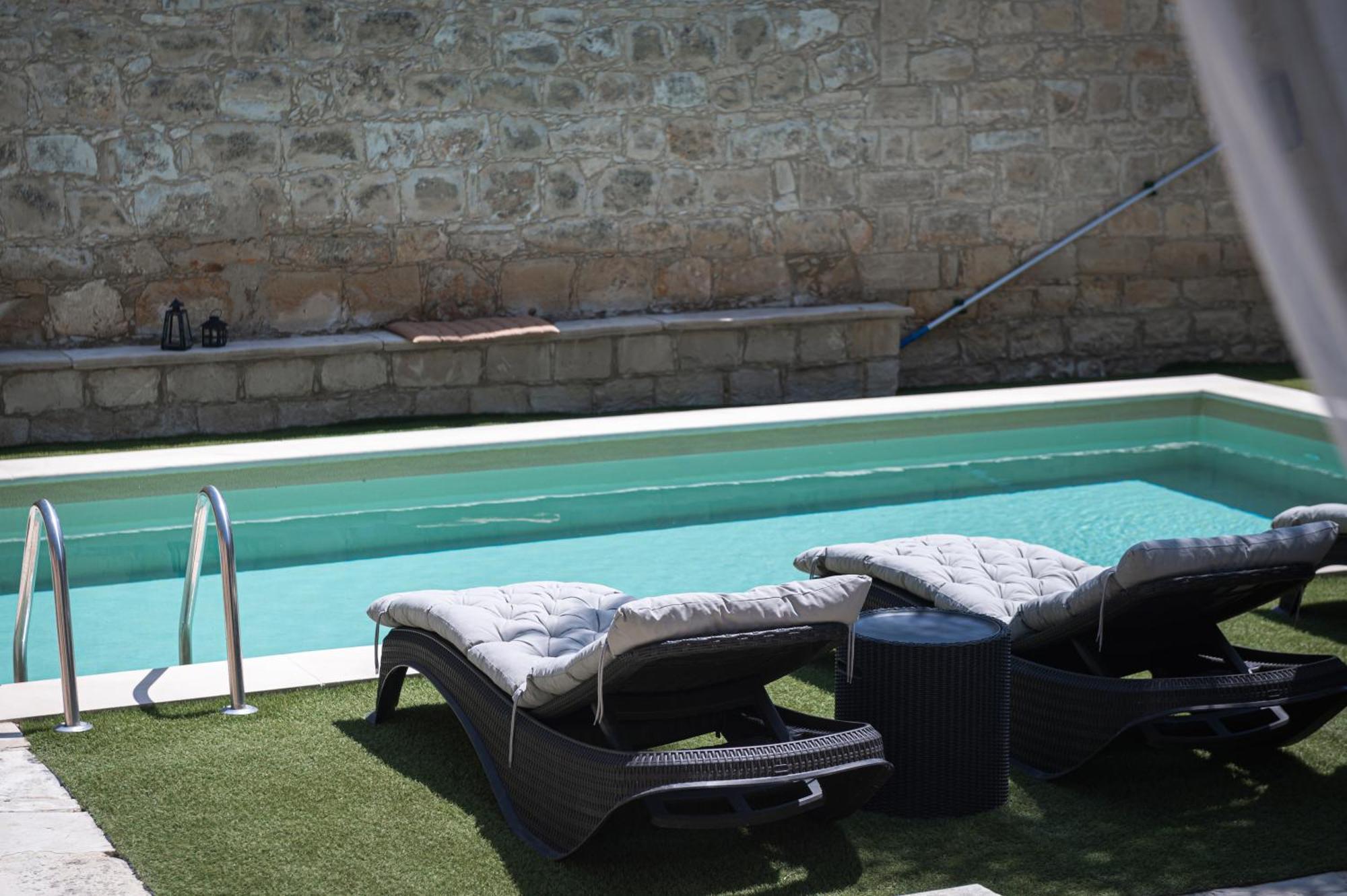 Hubstay - To Palati With Private Pool Villa *